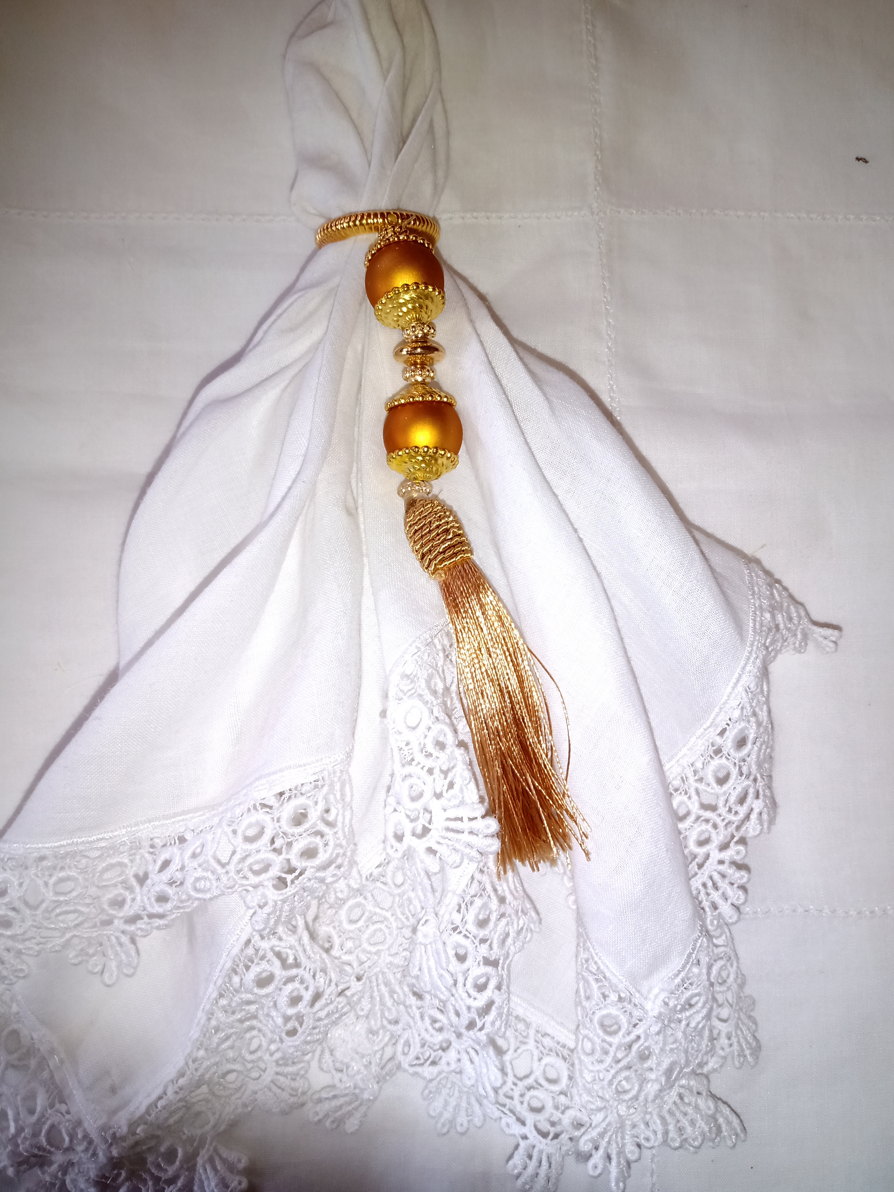 PORTA GUARDANAPO ARGOLA DOURADA COM FRANJA